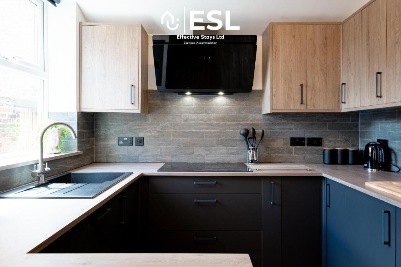 Central 5 Bedroom Townhouse Perfectly Located 2 Mins Walk From The Train Station Chester Esterno foto
