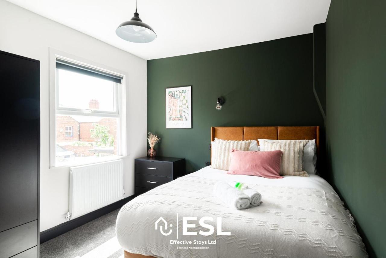 Central 5 Bedroom Townhouse Perfectly Located 2 Mins Walk From The Train Station Chester Esterno foto